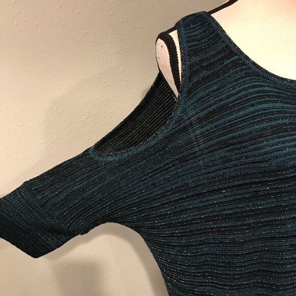 Loose fit short sleeve cold shoulder sweater - Picture 4 of 9